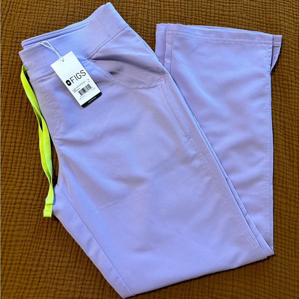 NWT Figs Kade Cargo Women’s Scrub pants- Lavender Dew- Petite Small